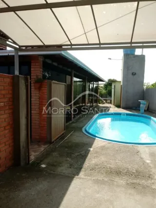 Foto externa mostrando uma piscina e uma área coberta em uma propriedade em Lajeado.