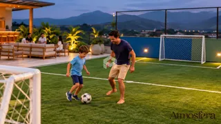 Campo gramado com um gol de futebol ao ar livre em um quintal.