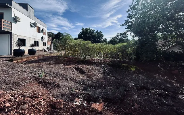 Vista da fachada de uma residência em Lajeado, Brasil, com terreno em frente.