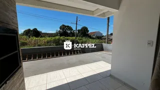 Vista externa de um pátio com paisagem ao fundo.