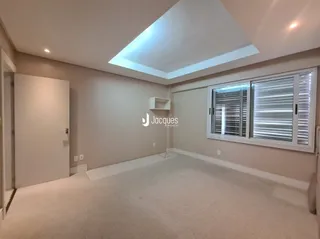 Sala de estar com teto inclinado em ambiente residencial.