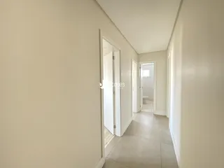 Corredor interno de uma residência em Lajeado.