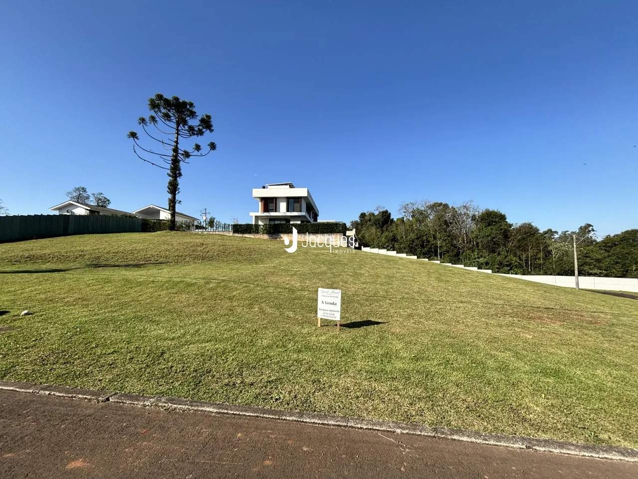 Vista externa de uma propriedade com gramado e árvores em Lajeado, Brasil.