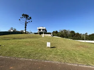 Vista externa de uma propriedade com gramado e árvores em Lajeado, Brasil.