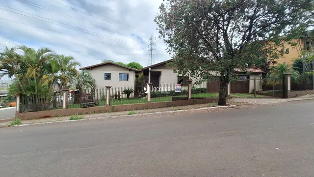 Fachada de uma casa em Lajeado, Brasil, com cerca e vegetação.