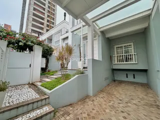 Vista da fachada de uma residência em Lajeado, Brasil com área externa e jardim.