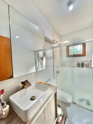 Foto interna de um banheiro com pia e vaso sanitário.