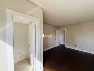 Hall de entrada com portas brancas em uma residência.