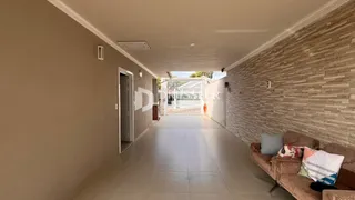 Corredor interno de uma residência em Lajeado, Brasil.
