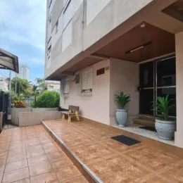 Vista externa de um pátio com piso de cerâmica em uma propriedade em Lajeado.