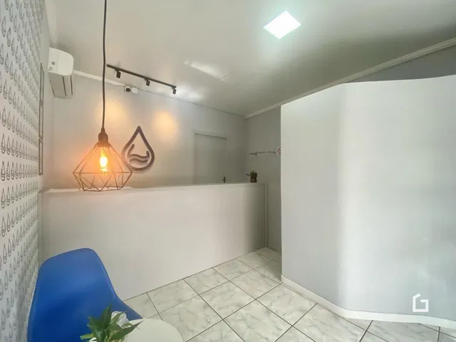 Ambiente interno com piso de cerâmica e paredes brancas.