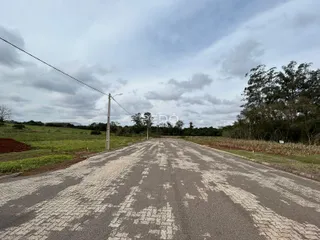 Vista da estrada rural que se estende pela propriedade em Lajeado.