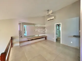 Sala de estar com piso de cerâmica e paredes brancas.