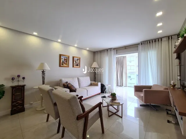 Sala de estar clara com móveis e piso de cerâmica.