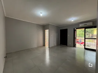 Ambiente interno de uma sala com piso de porcelanato.