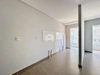 Hall de corredor interno com piso de cerâmica.