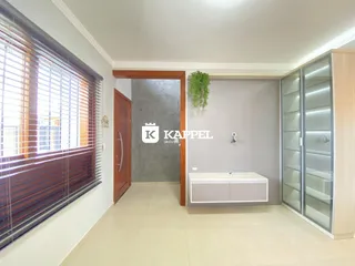 Foto de um ambiente interno mostrando uma sala com janela e armário de vidro.