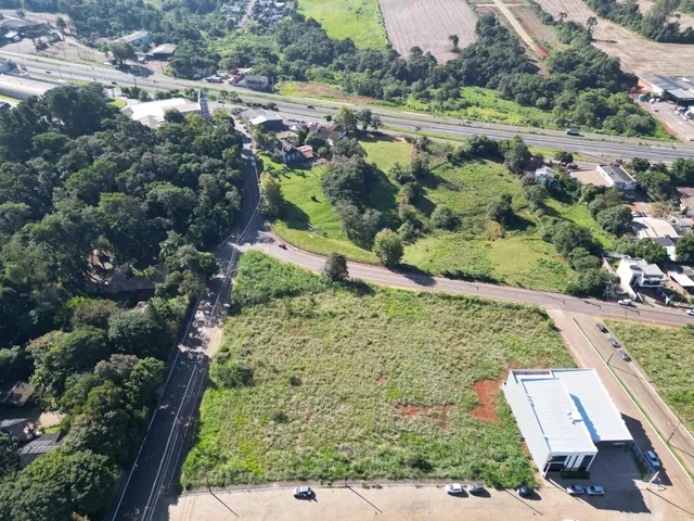 Vista aérea de uma área de terreno com vegetação e estrada.