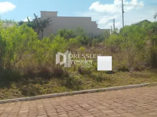 Fachada de uma residência com vegetação densa no primeiro plano.