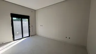 Ambiente interno com paredes brancas e porta de vidro.