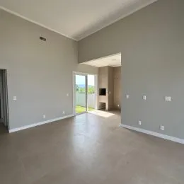 Ambiente interno com paredes cinzas e piso claro em uma sala de estar.