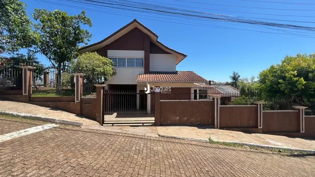 Fachada de uma residência com muro e portão em Lajeado, Brasil.
