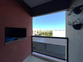 Vista da sala de estar com acesso a uma área externa.
