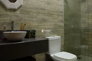 Foto de um banheiro com pia e vaso sanitário em um imóvel.