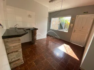 Foto de uma cozinha com bancada escura e piso de cerâmica.