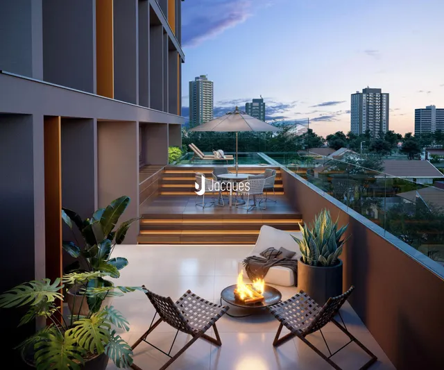 Vista de uma varanda moderna com mobiliário de exterior e vista da cidade.