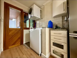 Hall de entrada com portas de madeira e armários em uma residência.