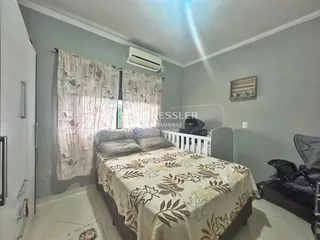 Quarto com cama e cortinas em um apartamento.