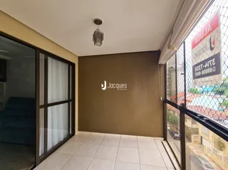 Vista interna de uma área com parede e porta de vidro.