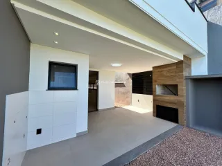 Hall de entrada com paredes brancas e piso claro.