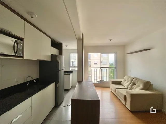 Vista da sala de estar e cozinha de um imóvel em Lajeado.