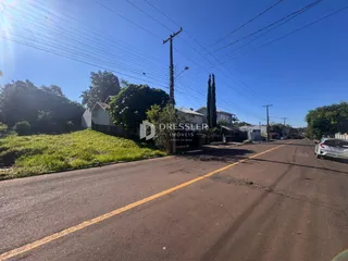 Foto da fachada de casas em Lajeado, Brasil, ao longo de uma rua.
