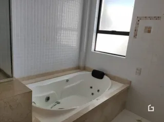 Vista da banheira em um ambiente interno.