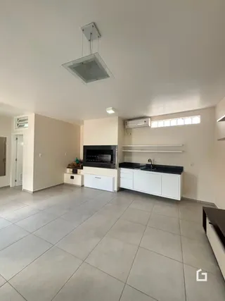 Foto de uma cozinha com piso de cerâmica clara e armários brancos.