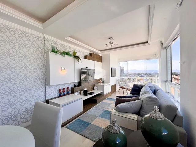 Sala de estar moderna com vista para a paisagem.