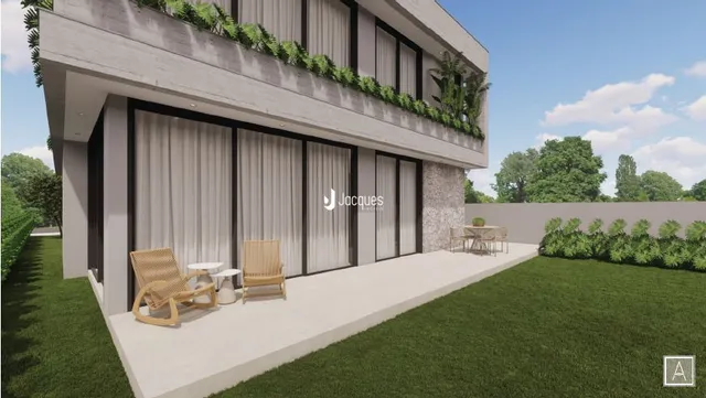 Fachada moderna de uma residência com jardim gramado.