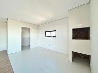 Ambiente interno de uma sala com paredes brancas e um nicho de parede.