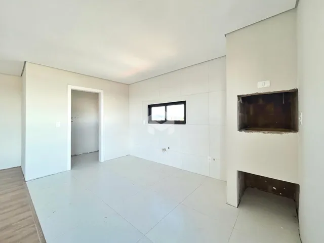Ambiente interno de uma sala com paredes brancas e um nicho de parede.