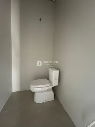 Foto de um banheiro com vaso sanitário branco.