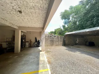 Vista externa de uma estrutura de concreto com área aberta e terreno na Lajeado.