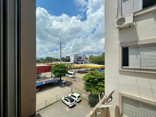 Vista externa de um imóvel em Lajeado, Brasil, mostrando uma área externa e o céu.