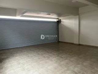 Foto de uma garagem com porta de correr.