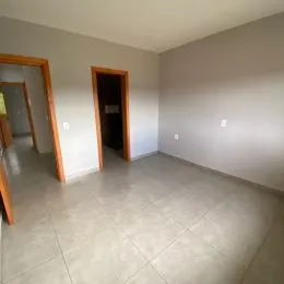 Foto de um ambiente interno com piso de cerâmica.