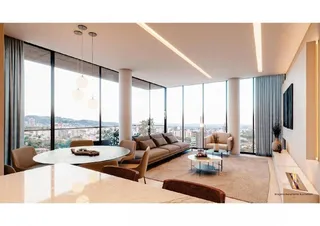 Sala de estar com grandes janelas que oferecem uma vista panorâmica.