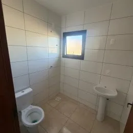 Foto interna de um cômodo com paredes brancas e piso de cerâmica.