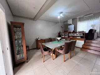 Foto de uma sala de jantar com mesa e cadeiras em um imóvel em Lajeado.